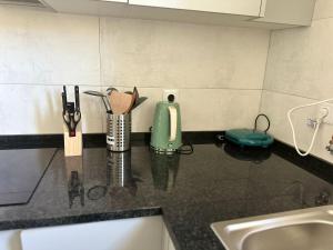 A cozinha ou cozinha compacta de Mimba's Furnished Apartment and Hostel Cacem