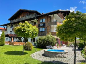 um edifício com uma fonte em frente em Trail Hotel Oberstaufen em Oberstaufen