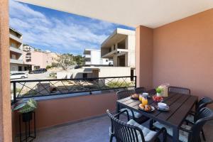 d'une table et de chaises sur un balcon avec vue. dans l'établissement Holiday Lux, à Podstrana