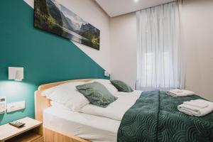 A bed or beds in a room at Gál Apartman Szeged -Keco-