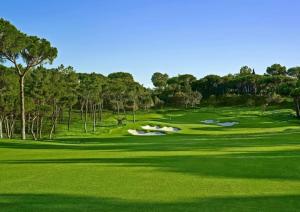 uma vista para um campo de golfe com um verde em Heart of Quinta do Lago ! em Faro