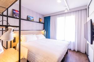 um quarto com uma cama e um beliche em Ibis Roquebrune Cap Martin Menton em Menton