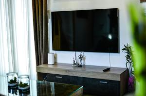 TV at/o entertainment center sa Aura Skiathos