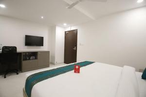 Cama ou camas em um quarto em Hotel Crystal Inn Plaza Delhi Airport