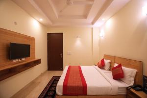 Cama ou camas em um quarto em Hotel Crystal Inn Plaza Delhi Airport