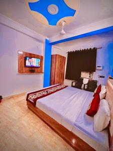 Cama ou camas em um quarto em Hotel Crystal Inn Plaza Delhi Airport