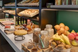 un estante lleno de muchos tipos de alimentos diferentes en B&B HOTEL Barcelona Granollers, en Les Franqueses del Vallès