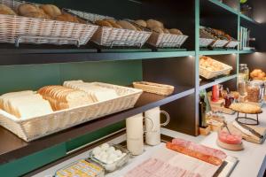 una panadería con pan y repostería en estanterías en B&B HOTEL Barcelona Granollers, en Les Franqueses del Vallès