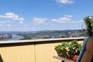 d'un balcon avec vue sur la rivière. dans l'établissement Sauna, Balkon und Rheinblick am Rheinsteig, à Urbar