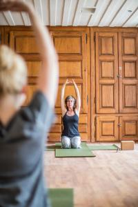 una mujer haciendo una pose de yoga delante de una puerta en Monastère des Augustines, en Quebec