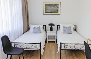 2 Betten nebeneinander in einem Zimmer in der Unterkunft PLENTO g APARTAMENTAI BIRŽUOSE in Biržai