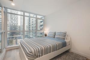 Lova arba lovos apgyvendinimo įstaigoje Cozy 2BR Apartment Close to CN Tower