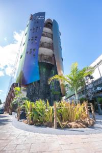 uma estátua de um vaivém espacial em frente a um edifício em Maitai Express Tahiti em Papeete