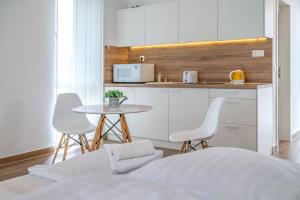 Kuchyň nebo kuchyňský kout v ubytování Anchor Apartman by HelloBalatonlelle