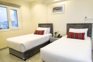 Tempat tidur dalam kamar di NASEEM HOTEL