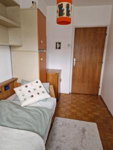 Кровать или кровати в номере GreenFamilyAppartment near Ljubljana