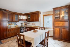 una cucina con tavolo e alcuni armadi in legno di La Maison du Coeur a Montjovet