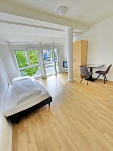 - une chambre avec un lit et un bureau dans l'établissement Apartments EFDE GmbH, à Heilbronn