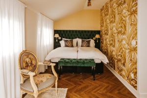 una camera con letto e testiera verde di Bresidence Apartments with free private parking a Lubiana