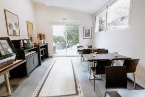 un comedor con mesas y sillas y una ventana en Ideal Sejour Cannes - Stylish Boutique Hotel with quiet garden, en Cannes