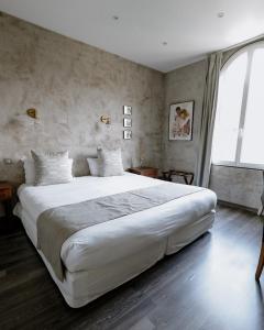 Cama ou camas em um quarto em Ideal Sejour Cannes - Stylish Boutique Hotel with quiet garden