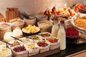 een buffet van verschillende soorten eten op een tafel bij Steigenberger Graf Zeppelin in Stuttgart