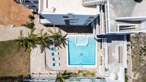 - une vue sur la piscine située à côté d'un bâtiment dans l'établissement Avana Resort Watamu, à Watamu