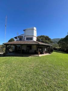 una casa con una torre in cima a un prato di Casita de campo en Altos a San Lorenzo