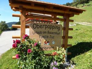 een bord voor de ingang van een observatorium met bloemen bij Oberpapping in San Candido