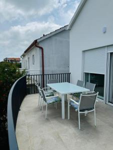 Un balcón o terraza en Apartmani Galeb