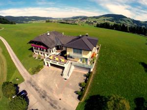 widok z góry na dom na dużym zielonym polu w obiekcie Gästehaus Stabauer w mieście Mondsee