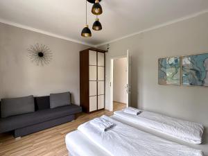 Cama ou camas em um quarto em Up Residences S