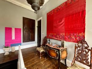 um quarto com uma mesa e cadeiras e paredes vermelhas em Thirty8 Heritage House em Chania