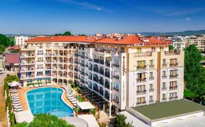 uma vista aérea de um edifício com piscina em Avenue Deluxe Hotel em Sunny Beach