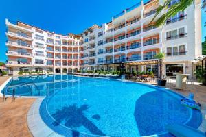 uma grande piscina em frente a um edifício em Avenue Deluxe Hotel em Sunny Beach