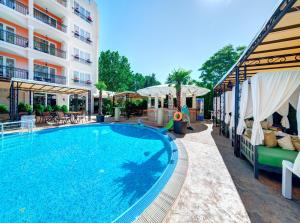 uma grande piscina ao lado de um edifício em Avenue Deluxe Hotel em Sunny Beach