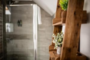 baño con ducha y maceta en Stonehenge Courtyard, en Amesbury