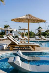 Naxos Finest Hotel & Villas游泳池或附近泳池