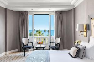 Una cama o camas en una habitación de Hôtel Barrière Le Majestic Cannes