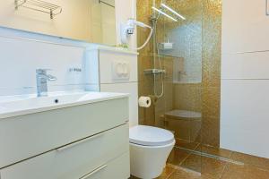 Bathroom sa Apartments & Rooms Trogir Stars FREE PARKING