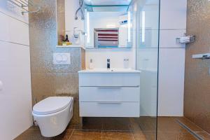 Bathroom sa Apartments & Rooms Trogir Stars FREE PARKING