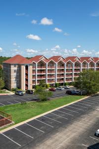 een lege parkeerplaats voor een hotel bij Grand Crowne Resort in Branson