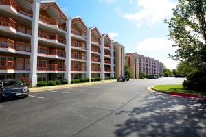 een lege straat voor een groot appartementencomplex bij Grand Crowne Resort in Branson