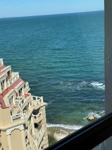 vistas al océano desde un edificio en Апартамент с изглед към морето в Ла Мер, en Golden Sands