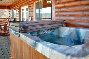 une baignoire jacuzzi dans une cabane en rondins dans l'établissement Cabin In The Smokeys, à Gatlinburg