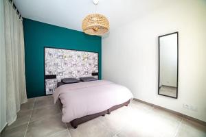 1 dormitorio con cama y espejo en Lovely Apartment Palace of Versailles, en Versalles