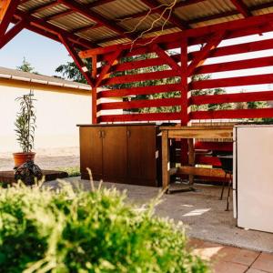 een houten paviljoen met een picknicktafel bij PICNIC Vendégház in Bogács