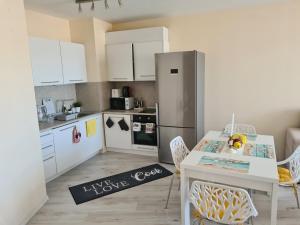 Kitchen o kitchenette sa Sunrise Luxury Sauth Bay