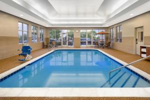 uma grande piscina com água azul num quarto de hotel em Holiday Inn Express & Suites Colorado Springs-Airport by IHG em Colorado Springs