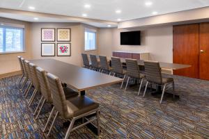 uma sala de conferências com uma mesa longa e cadeiras em Holiday Inn Express & Suites Colorado Springs-Airport by IHG em Colorado Springs